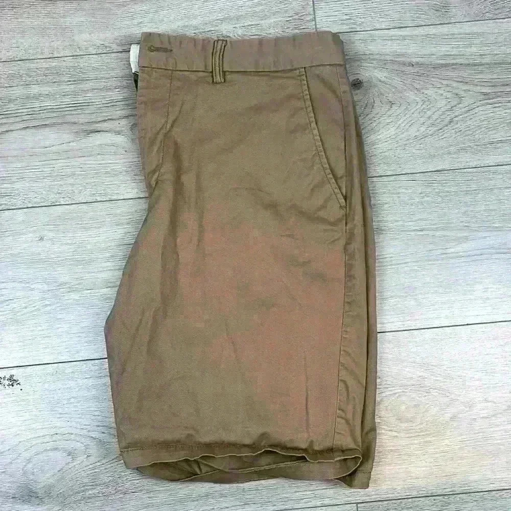 Men’s Old Navy Tan Ultimate Slim Shorts Size 38
